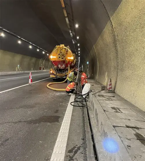 银州隧道排水渠清淤